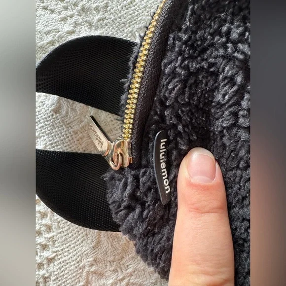 Lululemon Everywhere Black Fleece Belt Bag With Gold Hardware - Picture 8 of 13